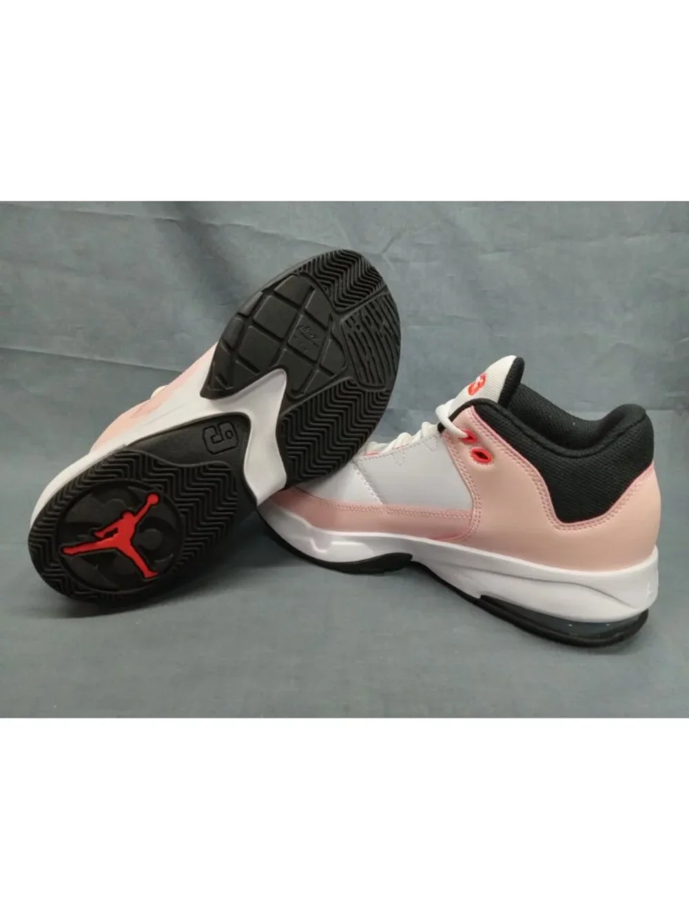 Nike Jordan Max Aura 3 (GS) White Atmosphere Infared 23 Boys Size 6 FLOOR MODEL!